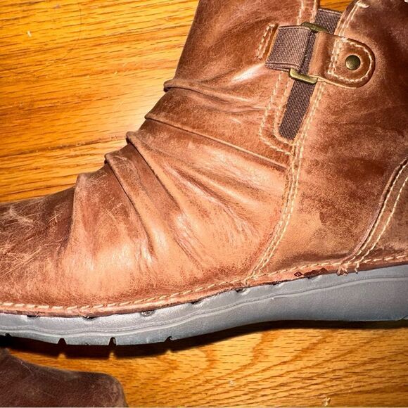 ✨ Clark’s brown leather slip on bootie, side zipper sz 8. - Picture 14 of 15